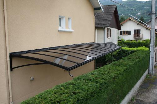 Pergola arqué sur consoles avec polycarbonate, sans poteau, 4.05m x 3.00m