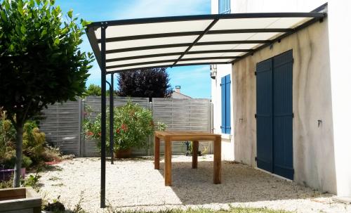 Pergola arqué sur consoles, avec poteau, 4.00 x 3.00m