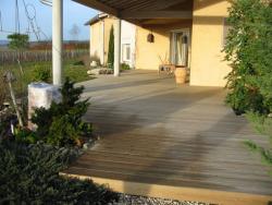 Terrasse Dallage pierre bois mélèze pin classe 4 collstrop combier paysage-aquatique-71–Aménagement-extérieur-étude-paysagiste-Macon-Chalon–Louhans–Charolles–Cluny–Paray–LeCreusot-Montceau