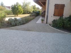 Accès–allée–cours–terrasse-perméable–drainant–pavage–béton- combier-paysage-aquatique-71–Aménagement-extérieur-étude-paysagiste-Macon-Chalon–Louhans–Charolles–Cluny–Paray–LeCreusot-Montceau