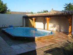 Piscine–béton–bois–traditionnelle–naturelle–bio–débordement-spa-combier-paysage-aquatique-71–Aménagement-extérieur-étude-paysagiste-Macon-Chalon–Louhans–Charolles–Cluny–Paray-Le Creusot-Montceau