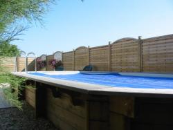 Piscine–béton–bois–traditionnelle–naturelle–bio–débordement-spa-combier-paysage-aquatique-71–Aménagement-extérieur-étude-paysagiste-Macon-Chalon–Louhans–Charolles–Cluny–Paray-Le Creusot-Montceau