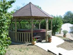 Piscine–béton–bois–traditionnelle–naturelle–bio–débordement-spa-combier-paysage-aquatique-71–Aménagement-extérieur-étude-paysagiste-Macon-Chalon–Louhans–Charolles–Cluny–Paray-Le Creusot-Montceau