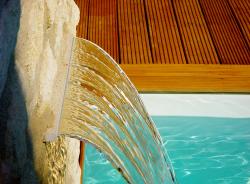 Piscine–béton–bois–traditionnelle–naturelle–bio–débordement-spa-combier-paysage-aquatique-71–Aménagement-extérieur-étude-paysagiste-Macon-Chalon–Louhans–Charolles–Cluny–Paray-Le Creusot-Montceau