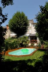 Piscine–béton–bois–traditionnelle–naturelle–bio–débordement-spa-combier-paysage-aquatique-71–Aménagement-extérieur-étude-paysagiste-Macon-Chalon–Louhans–Charolles–Cluny–Paray-Le Creusot-Montceau