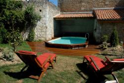 Piscine–béton–bois–traditionnelle–naturelle–bio–débordement-spa-combier-paysage-aquatique-71–Aménagement-extérieur-étude-paysagiste-Macon-Chalon–Louhans–Charolles–Cluny–Paray-Le Creusot-Montceau