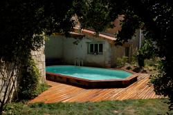 Piscine–béton–bois–traditionnelle–naturelle–bio–débordement-spa-combier-paysage-aquatique-71–Aménagement-extérieur-étude-paysagiste-Macon-Chalon–Louhans–Charolles–Cluny–Paray-Le Creusot-Montceau